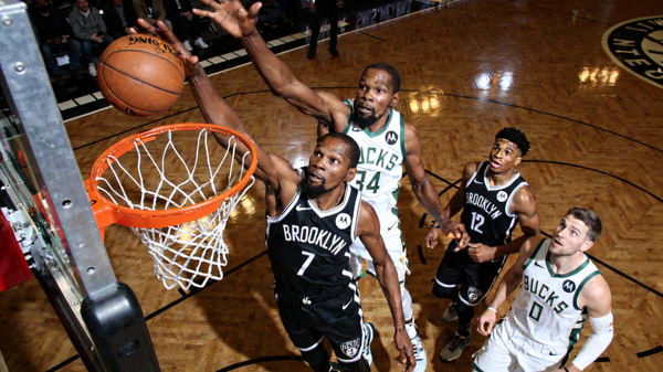 NBA篮网队杜兰特关键封盖阻止雄鹿队反超比分精彩瞬间